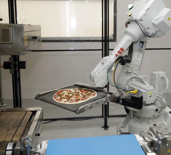 robots que preparan pizza